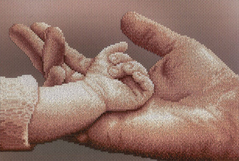 siuvinėtas paveikslas su sepijos tonų tėvo ir kūdikio rankų motyvu, 40×60 cm, detalus tekstūrinis kryželių raštas, skirtas namų dekorui