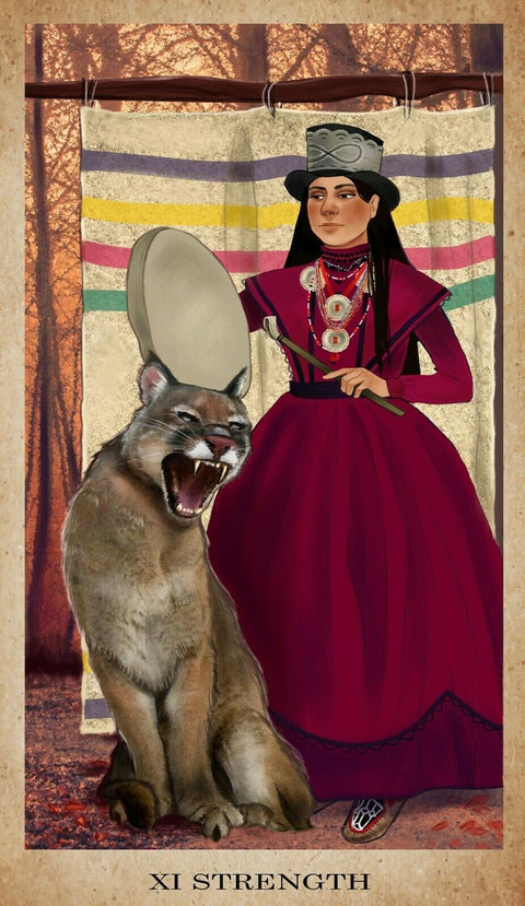 tarot korta XI Stiprybė, vertikali iliustracija su burgundiška moterimi ir riaumojančia puma prieš spalvotą juostuotą foną