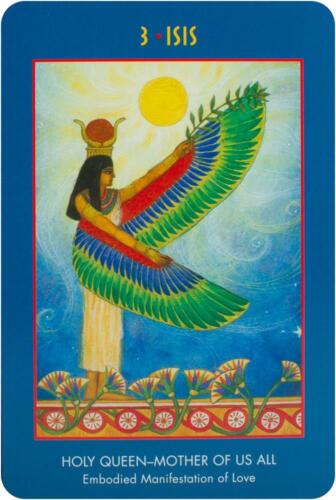 tarot korta Isis su ryškiomis žaliomis ir mėlynomis sparnais, saulės motyvu ir dekoratyviniu žiedų bortu