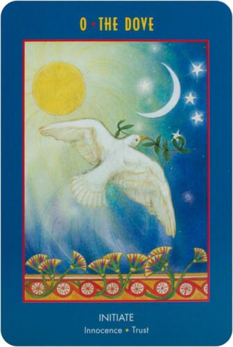tarot korta The Dove — priekinė korta su mėlynu rėmu, baltu balandžiu skrendančiu priešais saulę ir mėnulį, užrašas INITIATE, Innocence • Trust
