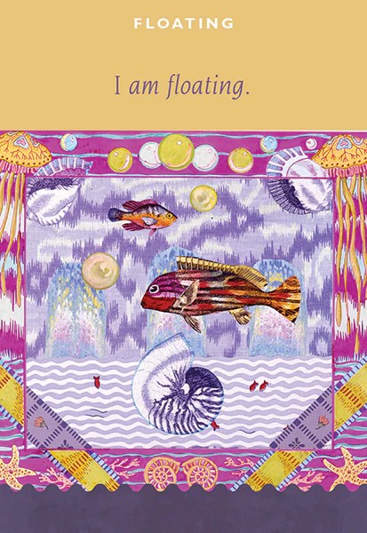 Šilkinis šalikas Floating su violetinės, rožinės ir geltonos ornamentais ir išskirtiniu nautiluso bei žuvų motyvu