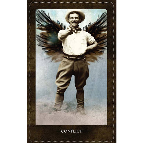tarot korta Konfliktas su retro vyru taikančiu pistoletą ir tamsiomis, dramatiškomis sparnų iliustracijomis