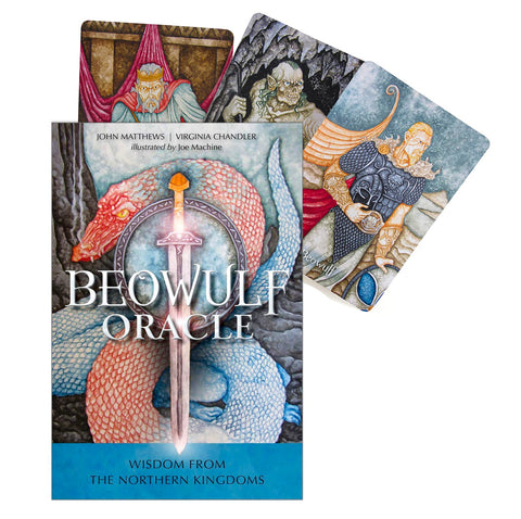Beowulf oracle kortų rinkinys su paaukštintu dėklu ir matoma kalavijo emblema, dvi atvertos iliustruotos kortos su skirtingų personažų scenomis
