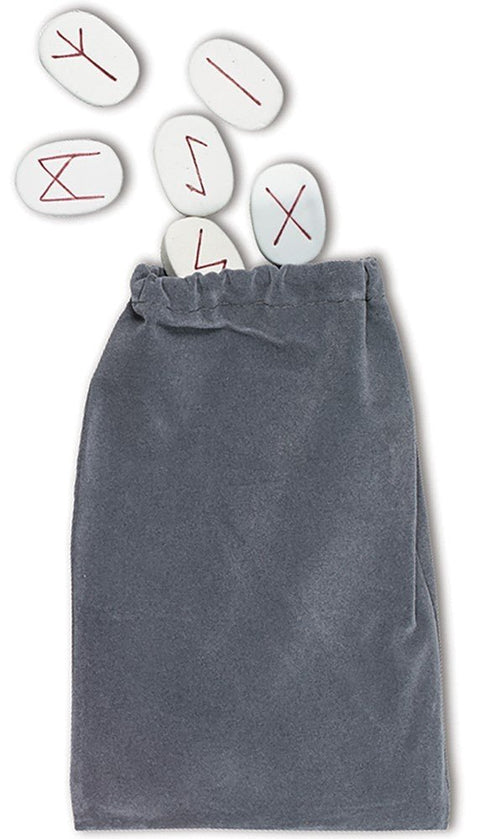 Runų rinkinys su pilku aksominiu maišeliu ir baltomis akmeninėmis runomis su raudonomis žymėmis, išmėčiusias virš maišelio