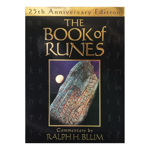 Knyga "The Book of Runes" 25‑osios metinės leidimas, juodas viršelis su raudonomis runų įrašais ir autoriaus vardu Ralph H. Blum