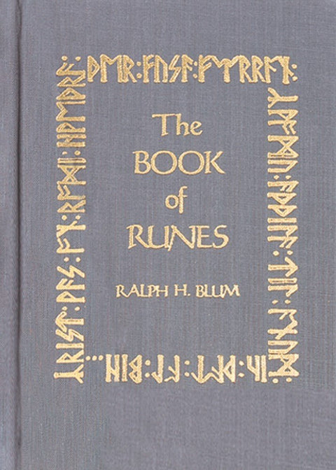 Knyga The Book of Runes, pilkas drobinis kietas viršelis su auksiniais įspaustais runų raštais, artimas priekinis centrinis viršelis