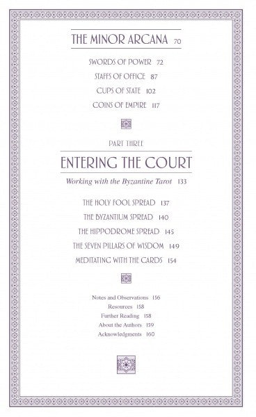 Byzantine tarot knygos turinys: violetiniu ornamentu rėmelyje išvardyti Minor Arcana ir „Entering the Court“ skyrių pavadinimai, skiriasi nuo viršelio ir kortų iliustracijų