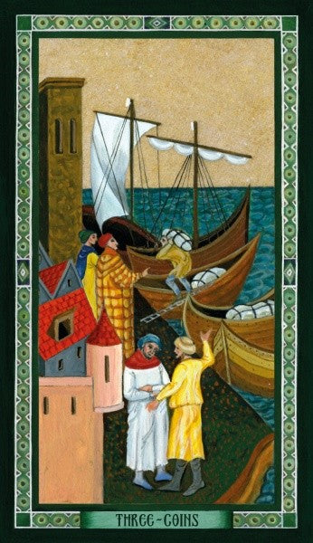 Tarot korta Trys monetos viduramžių stiliaus iliustracija — meistras ir du palydovai prie uosto su geltonais ir mėlynais akcentais