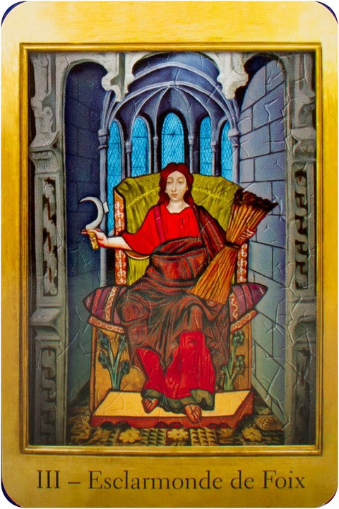 Tarot korta III su auksiniu rėmu, sėdinčia raudona figūra, laikanti pjautuvą ir kūlės ryšulį, gotikinis fonas
