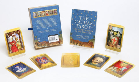Tarot kortos The Cathar su auksuotais kraštais ir mėlyna instrukcijų knyga, komplektas ant stovelių parodytas