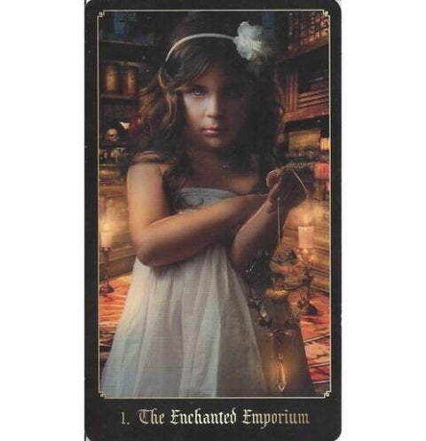 Tarot korta The Enchanted Emporium (1) priekinė pusė — mergaitė baltais rūbais laiko žibintą, tamsi kolekcinė iliustracija