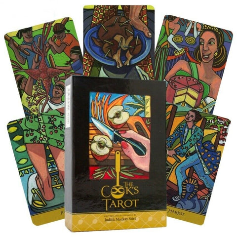 tarot kortos The Cook's Tarot – juoda dėžutė su viršelio iliustracija ir penkios spalvingos kortos išskleistos fone