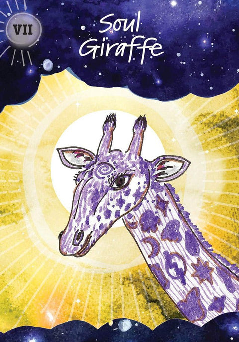 Tarot korta Soul Giraffe, violetinė raštuota žirafa prieš spindinčią saulę, mistinė iliustracija su unikaliomis detalėmis