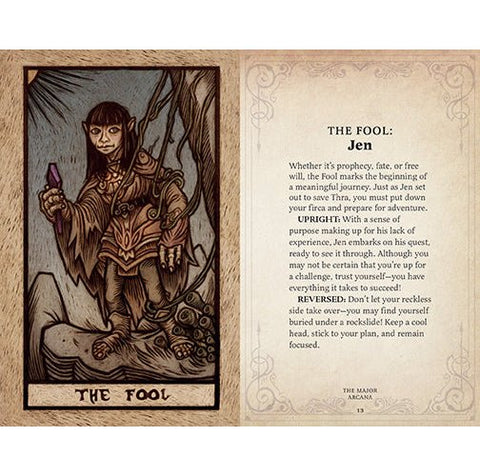 Tarot korta Kvailys, ruda iliustruota versija su elfų figura kairėje ir išsamiu aprašymu dešinėje