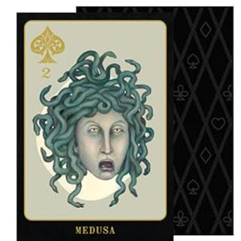 Kortą Medusa 2 pikų priekinė korta su žalsva Medūzos galva ir juoda raštuota nugarėle