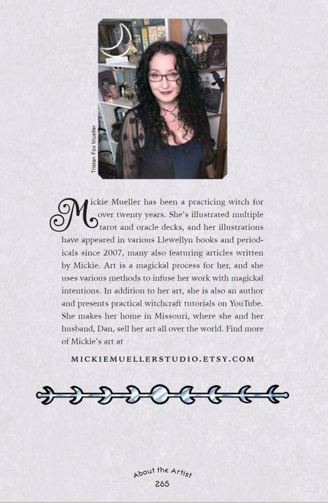 menininkės portretas knygos puslapyje — tamsūs garbanoti plaukai, akiniai, stovi prie išsidėsčiusių knygų lentynos