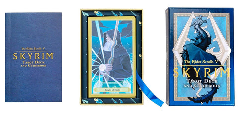 Skyrim tarot kortos, komplektas su mėlynu vadovu, atidaryta dėžute ir korta centre su mėlyna juostele, skiriasi kampu nuo kitų galerijos nuotraukų