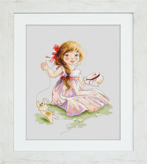 Siuvinėjimo rinkinys rėmuotas, pastelinė mergaitė su raudona kaspina ir mažuoju šuniuku, tinkamas miegamajam (30×40 cm)