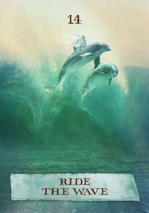 taro korta 14 „Ride the Wave“: dvi delfinų figūros šoka per smaragdinę bangą, primena prisitaikymą ir srautą