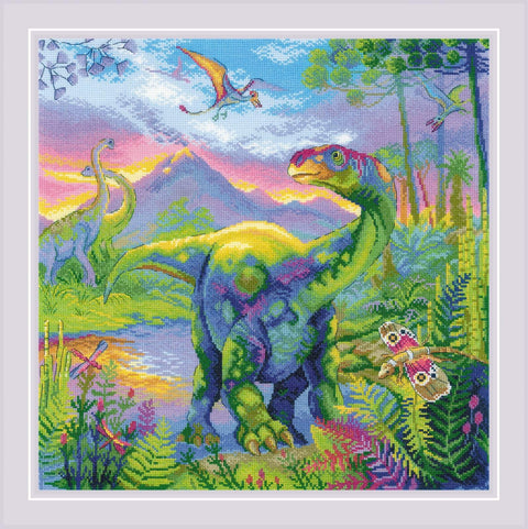 Siuvinėjimo rinkinys – ryškių neoninių spalvų užbaigtas rėminis dinozauras prie ežero, su pterodaktiliais ir drugeliu, detalus finišas