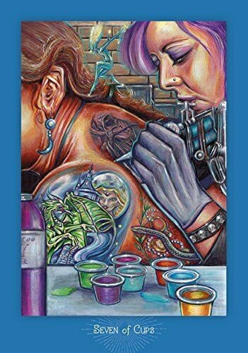 Tarot korta Seven of Cups, ryškiaspalvė iliustracija – arti, tatuiruočių meistrė piešia ant peties tarp spalvotų taurelių