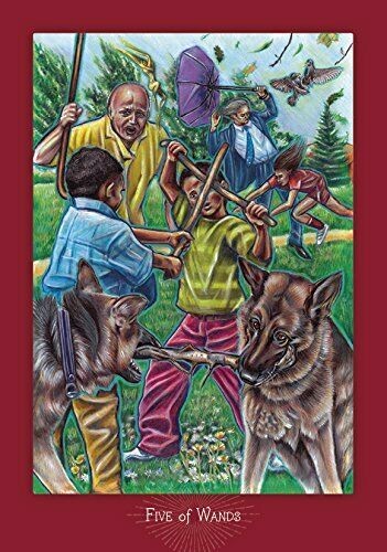 Tarot korta Penki lazdai, ryškios spalvos, priekinė kortos pusė su vaikų kovos scena ir vokalu šunimi, artimas kadras