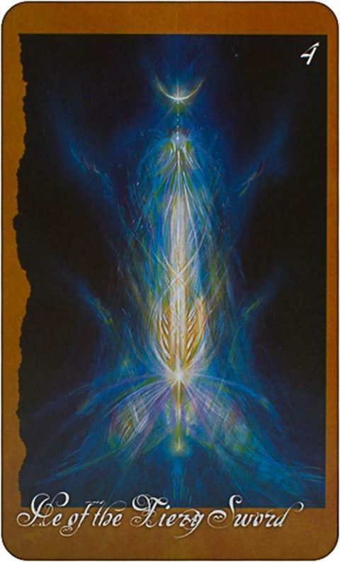 tarot korta Ugninis kalavijas, vertikalus švytintis kardas mėlynos ir aukso aūros centre, priekinis fokusas