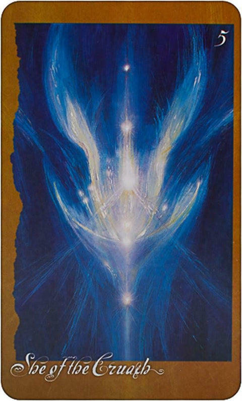 tarot korta She of the Crux, vertikali priekinė pusė su mėlyna švytinčia angeliška iliustracija ir skaičius 5