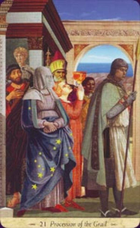 Tarot korta „Procesija su Gralu“ – spalvingas priekinis kortos dizainas su viduramžių figūromis, žvaigždėtu apsiaustu ir jūros fonu
