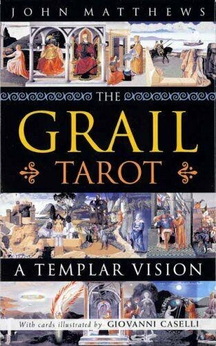 Grail Tarot knyga su juodu viršeliu ir aukso užrašu, plačios iliustruotų Templierių scenų juostos ir autorių vardas viršuje