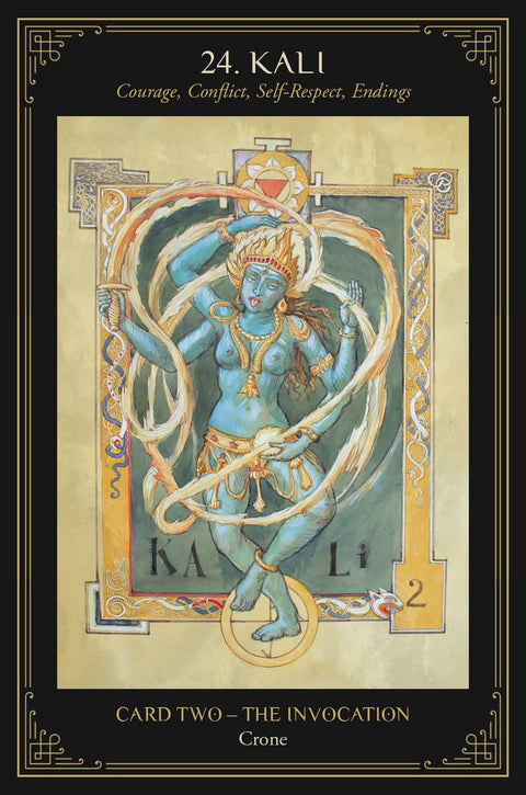 Tarot korta Kali, mėlyna deivė centre su aukso ornamentais ir ratu, iliustracija ant juodo rėmo, vertikalus formatas
