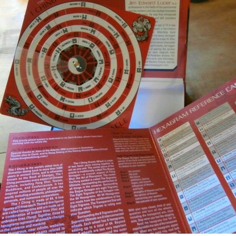 I Ching orakulo ratas su atversta raudona referencine lentele, peržiūros kampas iš viršaus