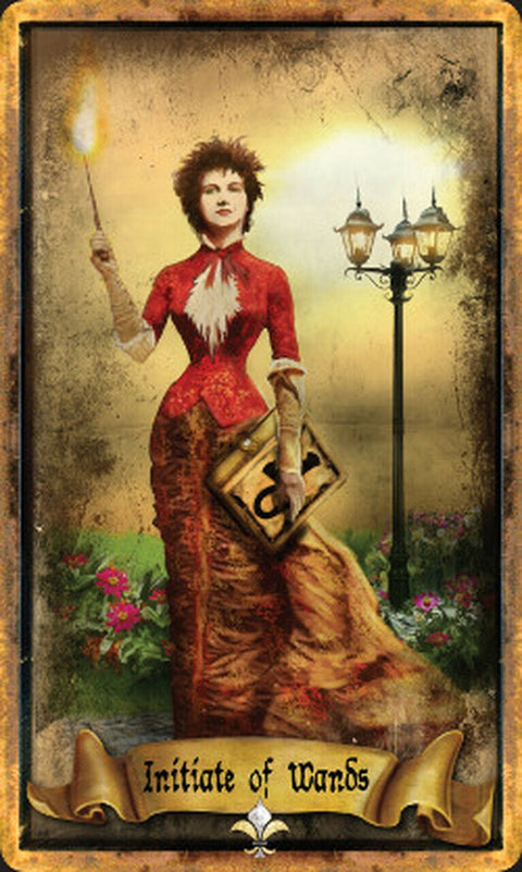 tarot korta Initiate of Wands, retro raudona ir auksinė iliustracija — pilnas kortos priekis su moterimi laikančia lazdelę ir žibintu