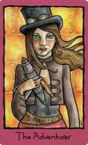 tarot korta The Adventurer — retro iliustracija moters su cilindru ir teleskopu, šiltų geltonų–oranžinių tonų, vertikalus variantas