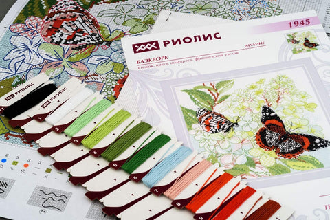 Kryželių rinkinys Riolis su drugelio motyvu, komplekte pilna schema, spalvota simbolių lentelė ir 12 mulinų siūlų žalių/raudonų