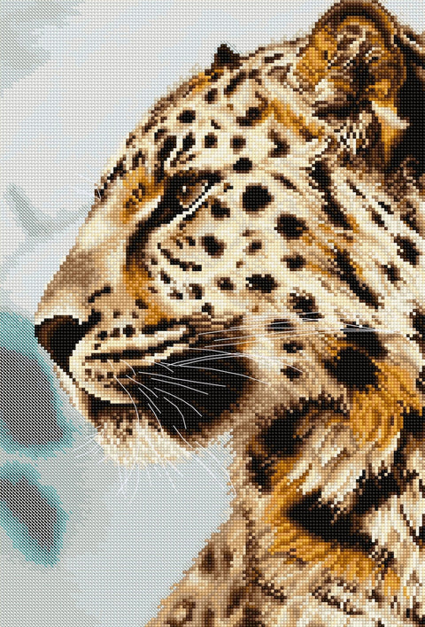 Deimantinė mozaika leopardas profilyje, artimas detalus kadras su šiltais rudos ir aukso atspalviais