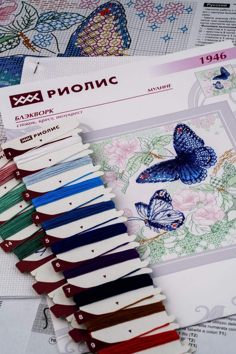 Kryželių rinkinys Riolis su spalvotomis siūlų etiketėmis ir mėlynais drugelio raštais, komplekte schema ir audinys