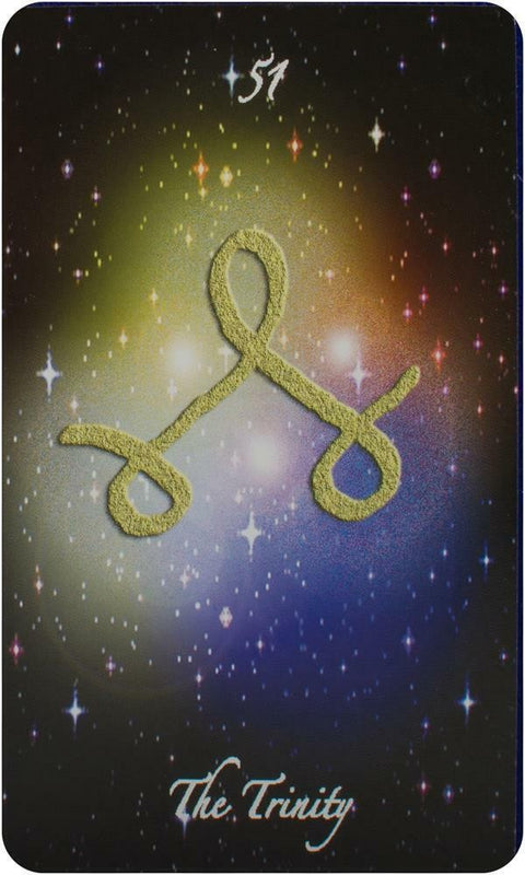 tarot korta The Trinity su auksiniu tekstūruotu simboliu ant violetinio–tamsiai mėlyno žvaigždėto fono, kortos priekinis dizainas