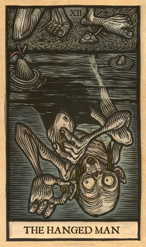 tarot korta Hanged Man, apversta linoraižinio stiliaus pilkai‑rudos iliustracija su plūduriuojančiais elementais