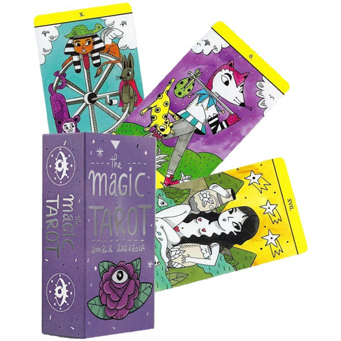 Tarot kortos The Magic Tarot — violetinė dėžutė su rože ir trys spalvotos, atverstos kortos fone, kompaktiškas rinkinys