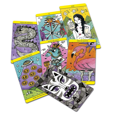 Tarot kortos su ryškiomis iliustracijomis, išdėstytos vėduokle, matoma kaukės nugarėlė ir kelios atverstos kortos