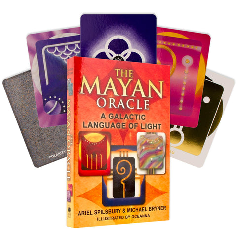 Mayan Oracle kortų rinkinys ryškiai oranžine dėžute su anglišku pavadinimu ir fanuotomis daugiaspalvėmis kortomis už jos