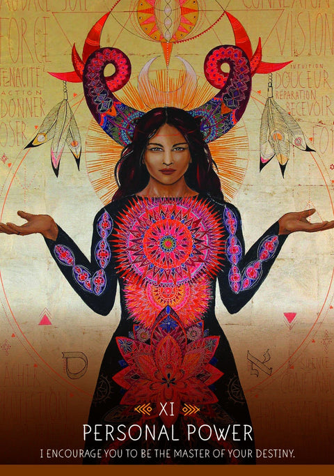 tarot korta XI „Personal Power“, ryškūs raudoni ir auksiniai ornamentai, moteris su ragais ir centrine mandala, skirta asmeninės galios skaitymui