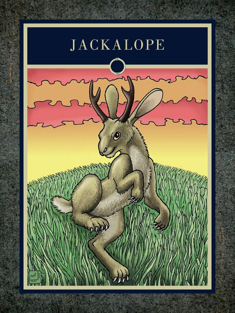 Plakatas Jackalope: rudos spalvos ragėtas kiškis pievoje prie geltonai‑raudono dangaus, matinė 30×40 cm versija