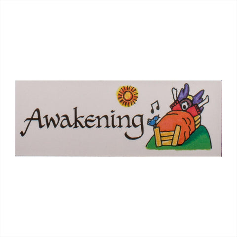 Etiketė Awakening su spalvotu animaciniu miegamuoju, saulute ir muzikos natomis ant balto fono