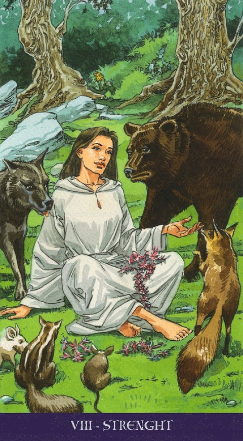 Tarot korta Stiprybė – sėdinti moteris baltu chalatu miške apsupta lokio, vilko, lapės ir smulkių žvėrelių