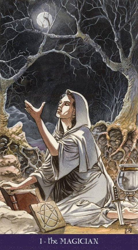 Tarot korta Magas, paslaptinga moteris baltais drabužiais naktį po mėnuliu, sėdi prie magiškų atributų: pentaklio, kalavijo ir amforos
