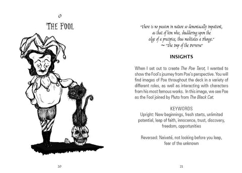 Tarot korta The Fool — juodai balta Poe tematikos iliustracija: juokdarys su katinu ant kaukolės ir kortos aiškinimas