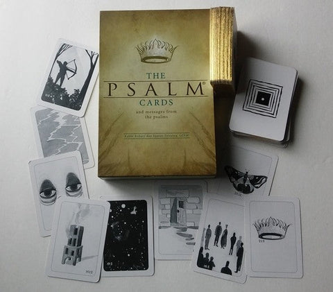 Psalmų kortos The Psalm Cards su auksuotais kraštais ir juodai baltomis iliustracijomis, išdėstytos aplink dėžutę