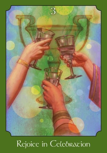 tarot korta Trys taurės – vertikali žalios fono iliustracija su trimis pakeltomis taurėmis ir ornamentiniu kraštu, šventinė variacija